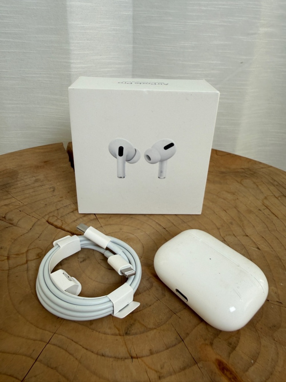 Apple AirPods Pro (1st Gen) Wireless Charging Case White Authentic A2083 A2084 - Picture 3 of 16